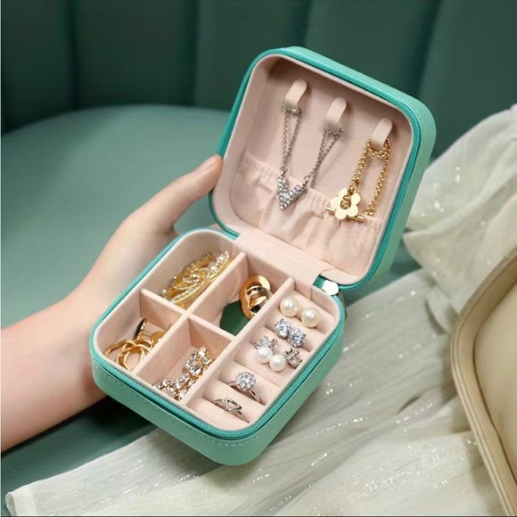 Mini Jewelry Box, Travel Portable Jewelry Storage Box PU Leather Small Organizer - Picture 1 of 12